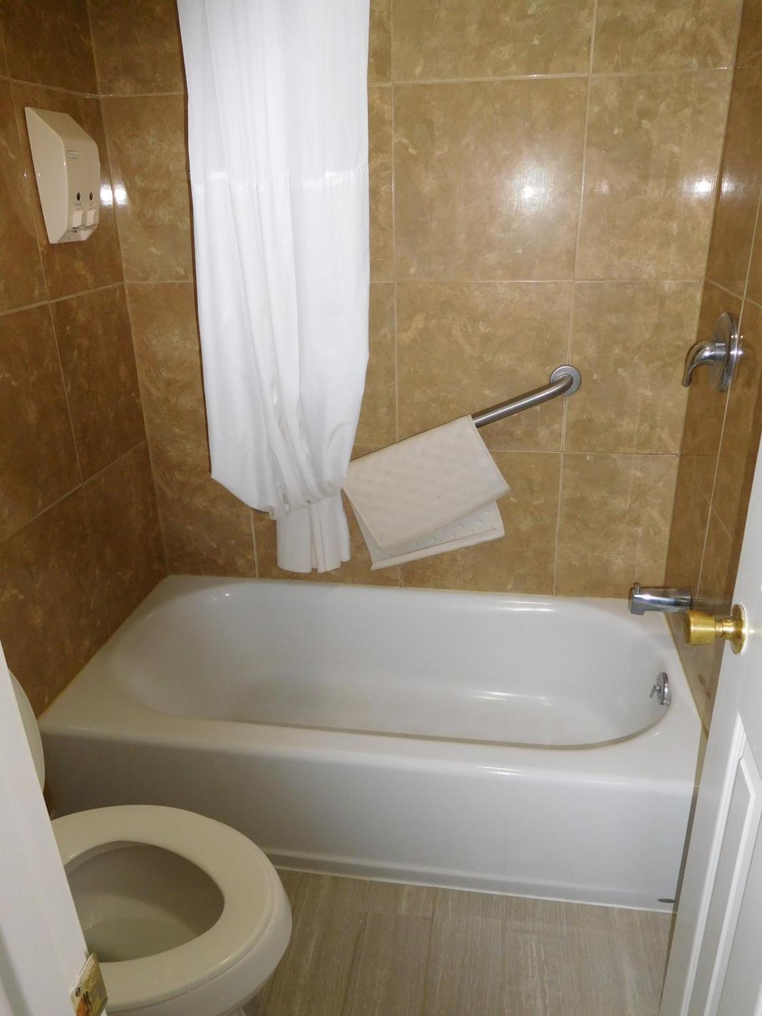 Deluxe Inn Stamford エクステリア 写真