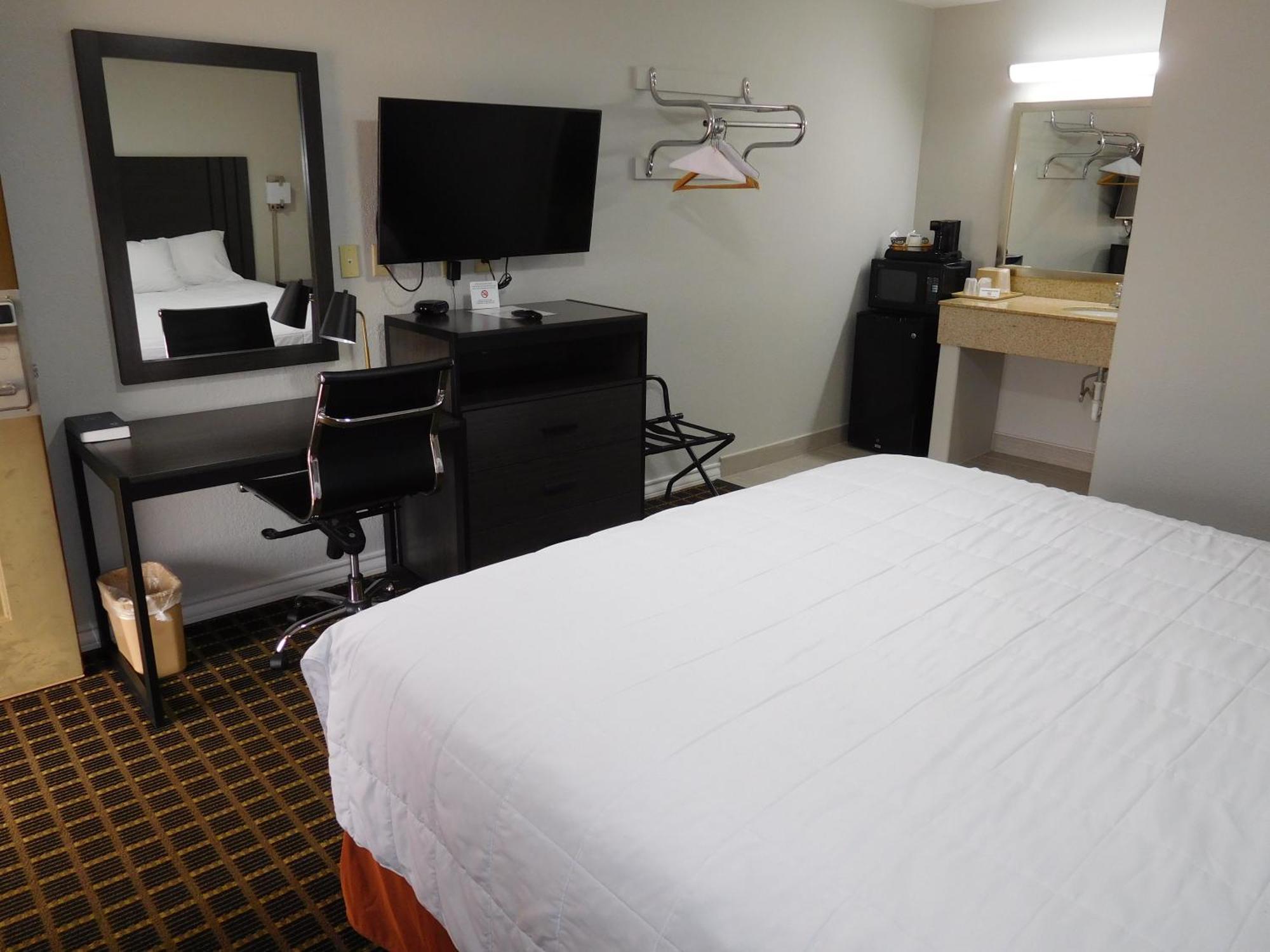 Deluxe Inn Stamford エクステリア 写真